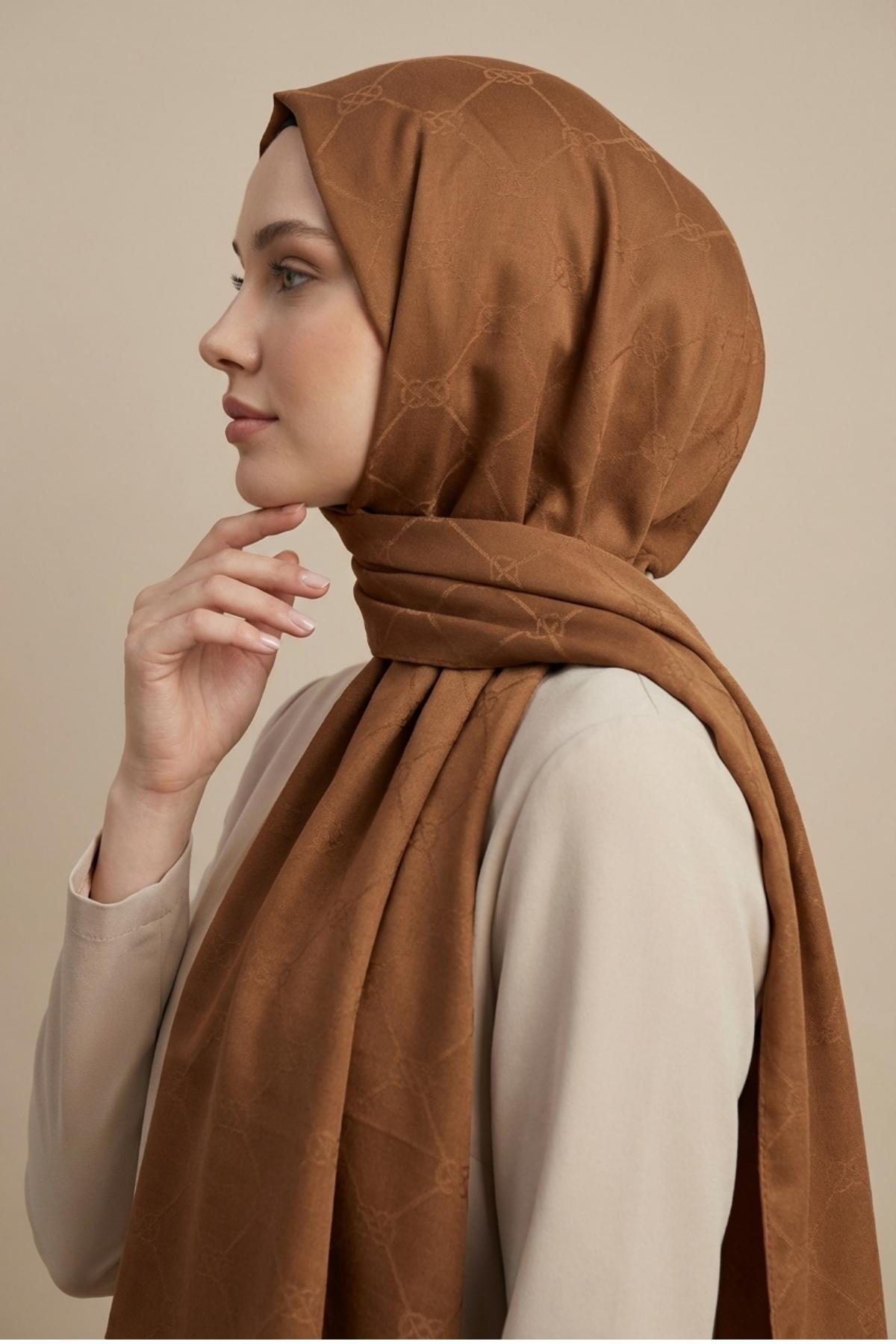 Jakarlı Monogram Desenli Şal Karamel
