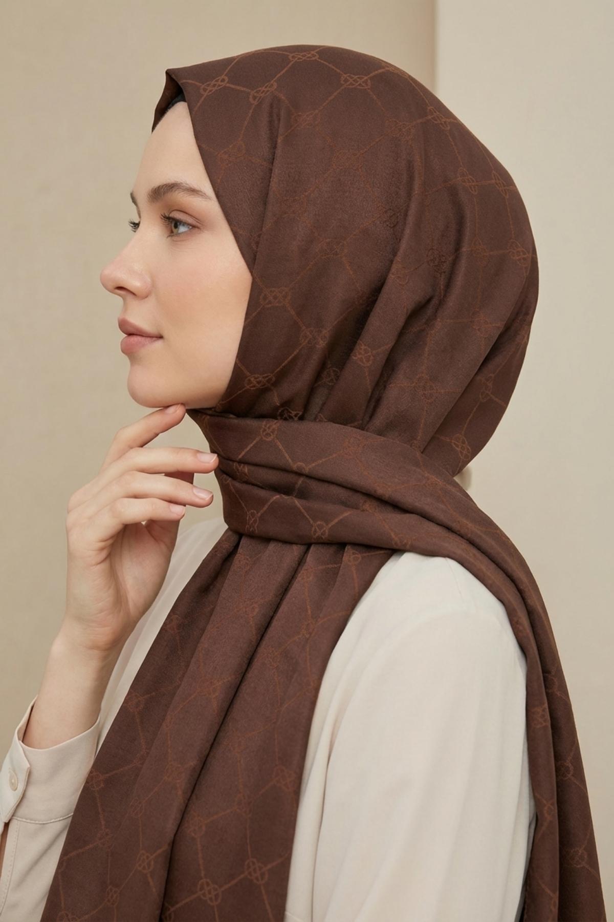 Jakarlı Monogram Desenli Şal Tarçın Kahve