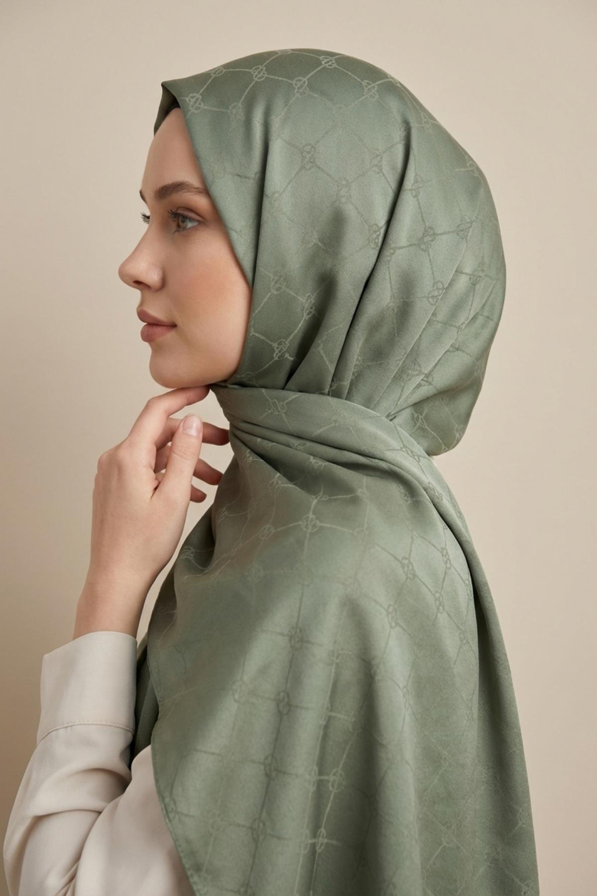 Jakarlı Monogram Desenli Şal Ada Yeşili